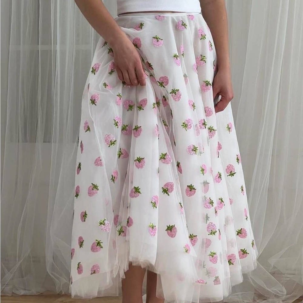 Lirika Matoshi White Strawberry Skirt / Size XL